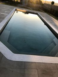 Πολυεστερική πισίνα (fiberglass) διαστάσεων 9.60×4.30 μέτρων