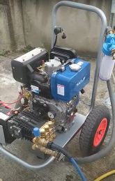 Αντλία υψηλής πίεσης για βενζινοκινητήρες και πετρελαίοκινητήρες 300bar 15li με ρυθμιστή πίεσης μανόμετρο φίλτρο εισόδου udor made in italy