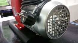 Μηχανή αλέσεως ντομάτας OMRA Ιταλίας ηλεκτρική(WATT 750) με ανοξείδωτο δοχείο και πλαστικό συλλέκτη παραγωγη 400kg/h